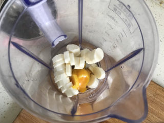 5、山药鸡蛋糕,放入破壁机,打入两个鸡蛋