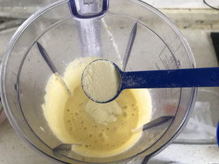 7、山药鸡蛋糕,打一遍后加入3勺奶粉,继续再打一遍