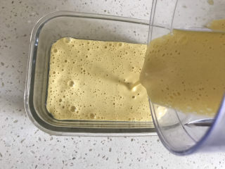 9、山药鸡蛋糕,把山药糊倒入模具