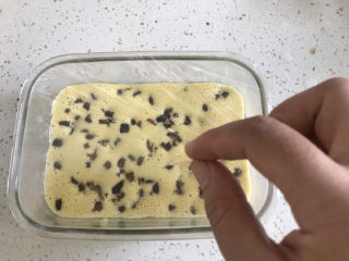 11、山药鸡蛋糕,封上保鲜膜,用牙签扎小孔