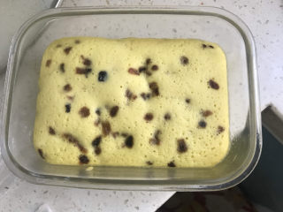 13、山药鸡蛋糕,蒸好取出,撕掉保鲜膜