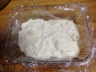7、脆皮炸鲜奶,容器里铺一层保鲜膜，将奶糕倒入容器里，抹平表面放进冰箱冷藏一小时以上