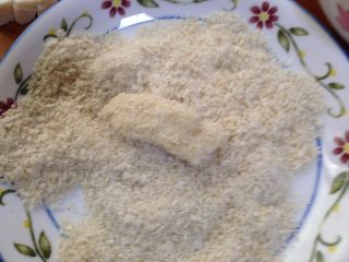 11、脆皮炸鲜奶,然后裹上面包糠（用手轻轻压一下，这样面包糠会沾的牢一些）