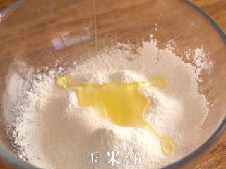 2、快乐的【夹心笑脸派】松软弹牙,加入白砂糖、玉米油