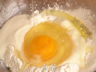 3、快乐的【夹心笑脸派】松软弹牙,加入酸奶和鸡蛋，搅拌均匀