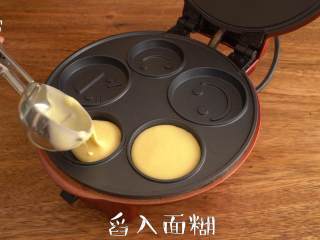 5、快乐的【夹心笑脸派】松软弹牙,小红锅最高温预热至红灯灭，舀入7分满的面糊