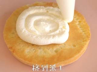 7、快乐的【夹心笑脸派】松软弹牙,将淡奶油倒入调理盆中，使用电动打蛋器打发，装入裱花壶中，挤到笑脸蛋糕上