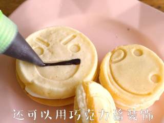 8、快乐的【夹心笑脸派】松软弹牙,盖上另一片蛋糕，还可以在笑脸上画上巧克力进行装饰
