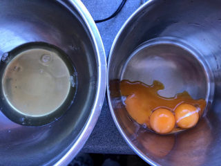 1、芝麻酱全麦戚风,分离蛋白蛋黄。