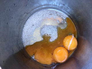 2、芝麻酱全麦戚风,蛋黄里加入5克糖。