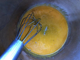 3、芝麻酱全麦戚风,搅拌均匀糖融化。