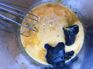 5、芝麻酱全麦戚风,芝麻酱放入蛋黄中。