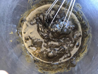 6、芝麻酱全麦戚风,搅拌均匀。