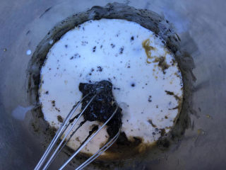 7、芝麻酱全麦戚风,倒入牛奶。