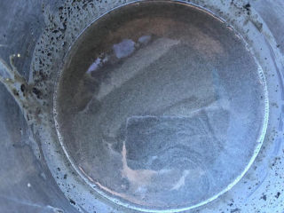 8、芝麻酱全麦戚风,再细细混合。