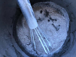 9、芝麻酱全麦戚风,过筛加入全麦粉。