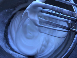 11、芝麻酱全麦戚风,蛋清加糖和玉米淀粉打发，出现小弯钩。