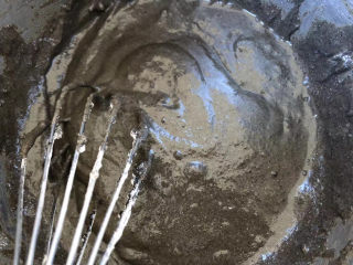 10、芝麻酱全麦戚风,搅拌均匀无干粉。