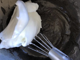 12、芝麻酱全麦戚风,取一部分蛋白放入面糊中。