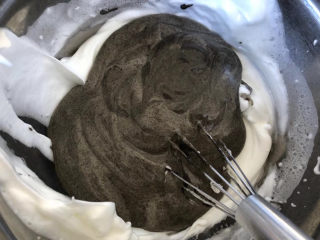 14、芝麻酱全麦戚风,再倒回剩余的蛋白里。