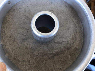 16、芝麻酱全麦戚风,倒入中空6寸模具。