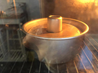 17、芝麻酱全麦戚风,烤箱预热160度，烤约30分钟。