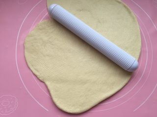 5、黄油面包卷,用排气擀面杖擀开。