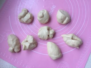 6、黄油面包卷,然后过称分成均匀8份。