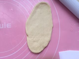 7、黄油面包卷,取一个再次擀开排气（排气必须彻底）