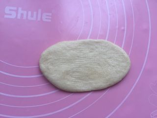 11、黄油面包卷,然后转90度横放。