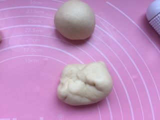 8、黄油面包卷,折起来，然后搓成上面的圆球状。