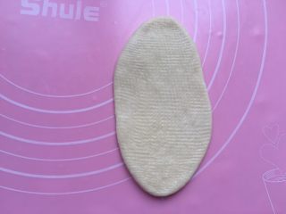 10、黄油面包卷,取一个面团擀成椭圆形。