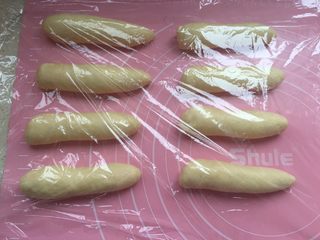 14、黄油面包卷,再次盖保鲜膜松弛5分钟。