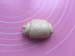 17、黄油面包卷,从宽的那头卷起。一次做好八个。