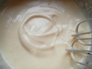 4、芝麻杯子蛋糕,用电动打蛋器打发至，提起打蛋器随意画图案不易消失。