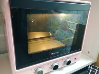 7、芝麻杯子蛋糕,烤箱上下管165度预热。