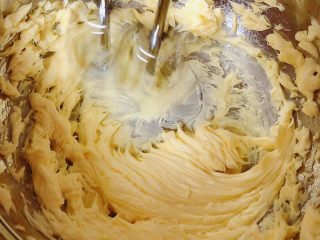 3、迷迭香玛芬蛋糕（制作耗时最短）,用电动打蛋器打发黄油。