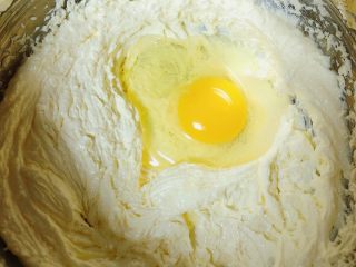 6、迷迭香玛芬蛋糕（制作耗时最短）,再加入鸡蛋，一个个逐一加入，打蛋器打发均匀。