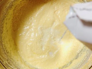 7、迷迭香玛芬蛋糕（制作耗时最短）,打发好的黄油鸡蛋液中，加入80ml牛奶，用打蛋器轻搅均匀。