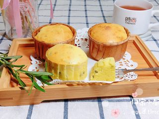 14、迷迭香玛芬蛋糕（制作耗时最短）,迷迭香气四溢的奶油马芬蛋糕就做好了。