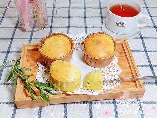 15、迷迭香玛芬蛋糕（制作耗时最短）,再来一张成品图。配上红茶，非常不错的下午茶哟！