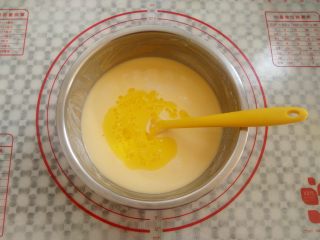 6、紫菜肉松鸡蛋卷,面糊中加入融化的黄油和白砂糖液体