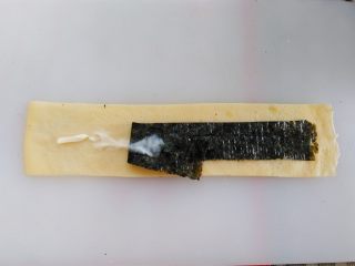 12、紫菜肉松鸡蛋卷,蛋饼的光滑面朝上，挤上沙拉酱再贴上一张紫菜