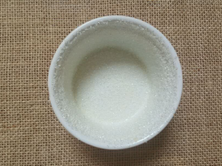 2、舒芙蕾,在烤碗内壁上涂一层黄油，再将少量细砂糖倒入烤碗内，转动几圈，使碗内壁均匀的沾上一层糖粒，将剩下的细砂糖倒出来。