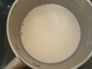 3、舒芙蕾,将牛奶倒入小锅。