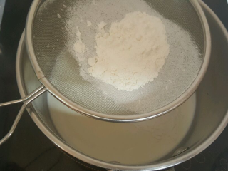 4、舒芙蕾,筛入面粉搅拌至无颗粒状态。