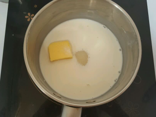 5、舒芙蕾,加入黄油、15克细砂糖，用小火加热并不停搅拌。