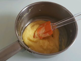 7、舒芙蕾,晾凉后加入蛋黄搅拌均匀。