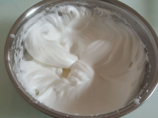 8、舒芙蕾,剩下的15克细砂糖，分三次加入蛋清中，将蛋清打发至干性发泡状态。