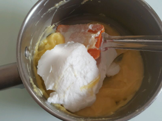 9、舒芙蕾,取1/3蛋白到牛奶糊里，翻拌均匀。